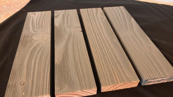 Mélèze de Pays Ajouré : Rectangle 20 x 70 mm Gris Clair + Brossé