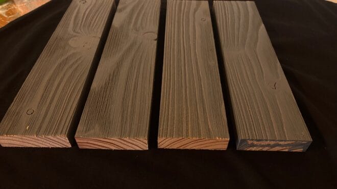 Mélèze de Pays Ajouré : Rectangle 20 x 70 mm Gris Foncé + Brossé