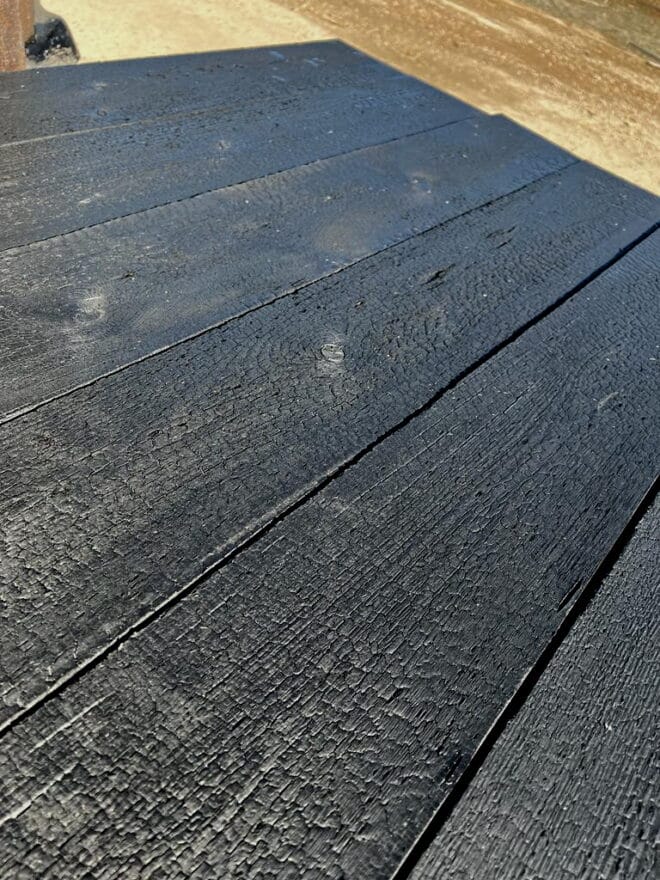 Mélèze de Pays Peau de Crocodile Mi-Bois 28 x 135 mm – Image 3