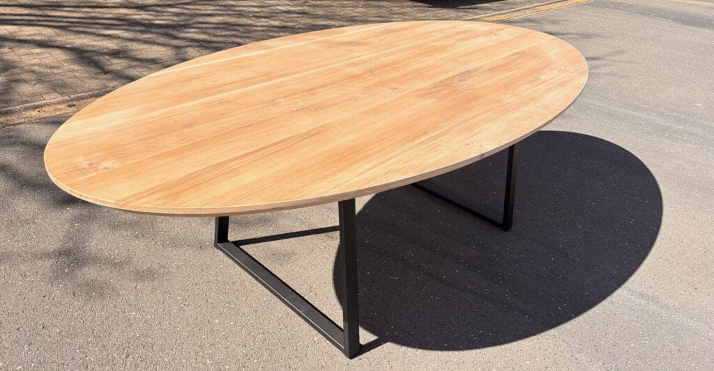 Table en Frêne massif Oval 2.80m à 2562.78 eur TTC